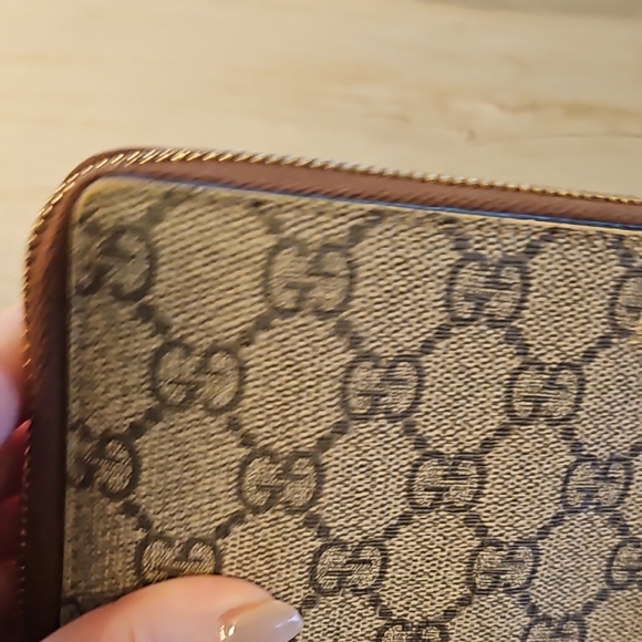 Gucci Beige Monogram Wallet - Picture 6 of 11